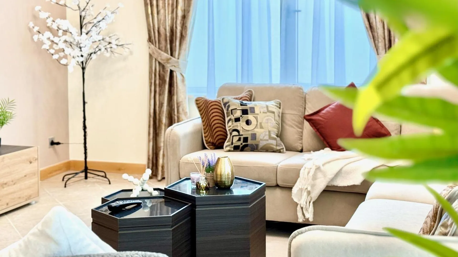 Appartamento Palm Paradise Walk To Beach Dubai