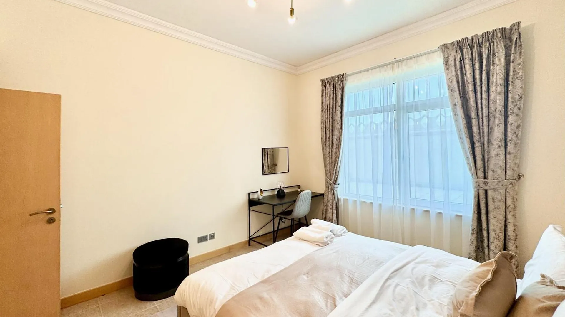Appartamento Palm Paradise Walk To Beach Dubai